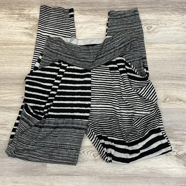 The Hanger Black & White Alternating Stripe Pattern Stretchy Pull On Pants M/L - Image 4