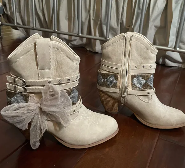 Creamy White Cowgirl Boots - Image 3