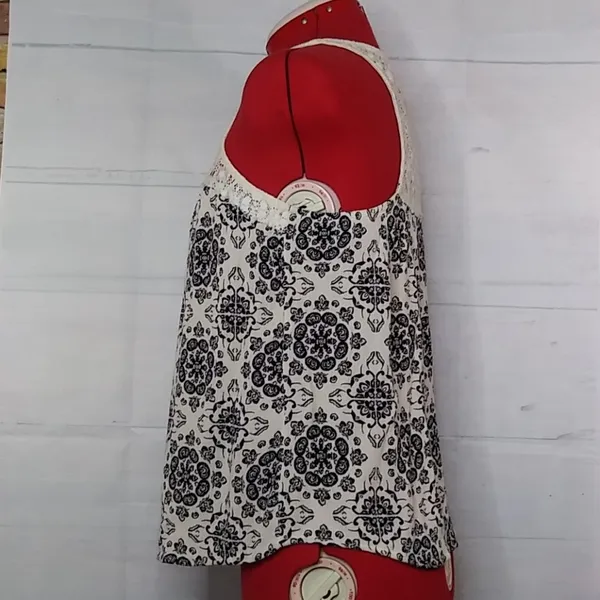 Maurices Floral Lace Thank Top Sz M - Image 3