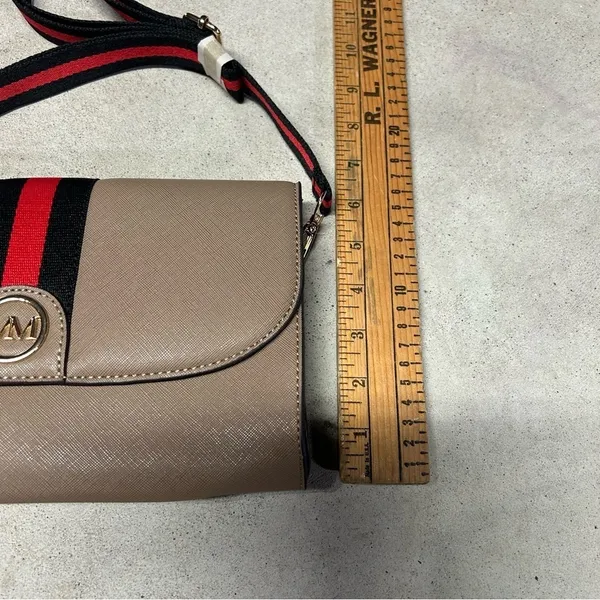 NWT Marilyn Monroe Taupe Black Red Accent Crossbody Shoulder Bag Purse - Image 3