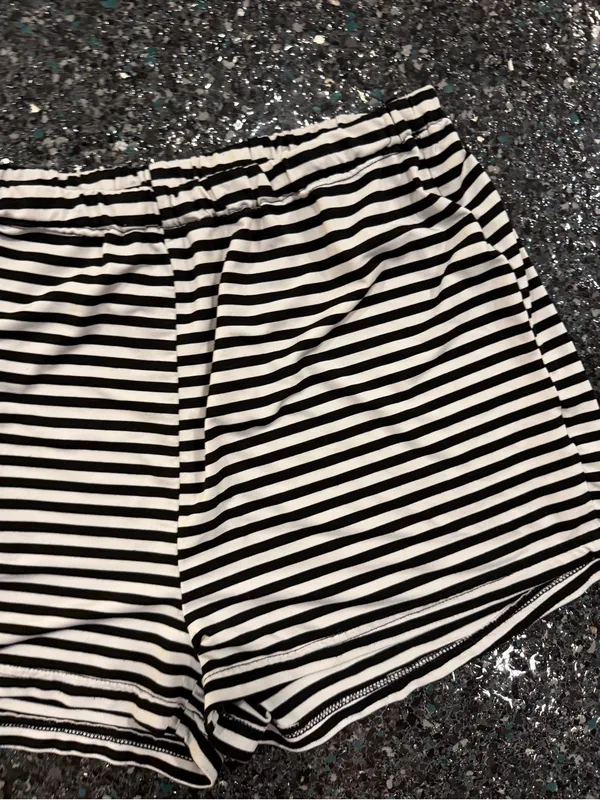 Ekouaer Black White Striped Sleep Shorts Size Medium - Image 2