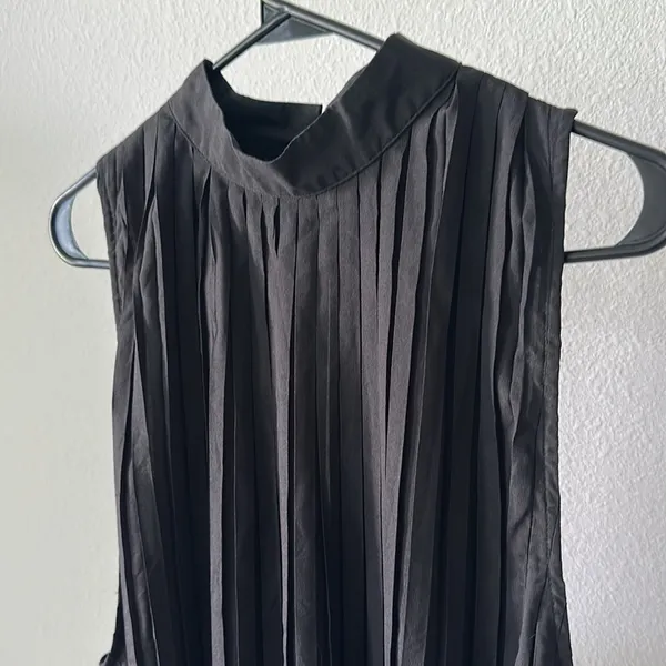 Nasty Gal Mock Neck Pleated Sleeveless Blouse Size M - Image 2