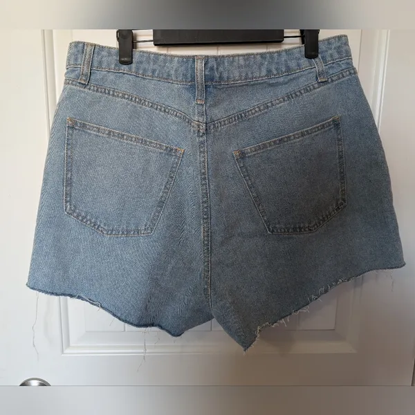 WILD FABLE Super High Rise Cut Off Shorts W14 Medium Wash - Image 2