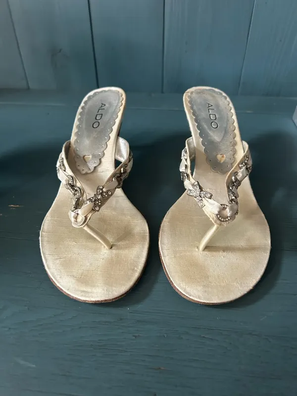 Vintage ALDO Cream Rhinestone Kitten Heel Thong Sandals | Size 39 - Bridal - Image 3