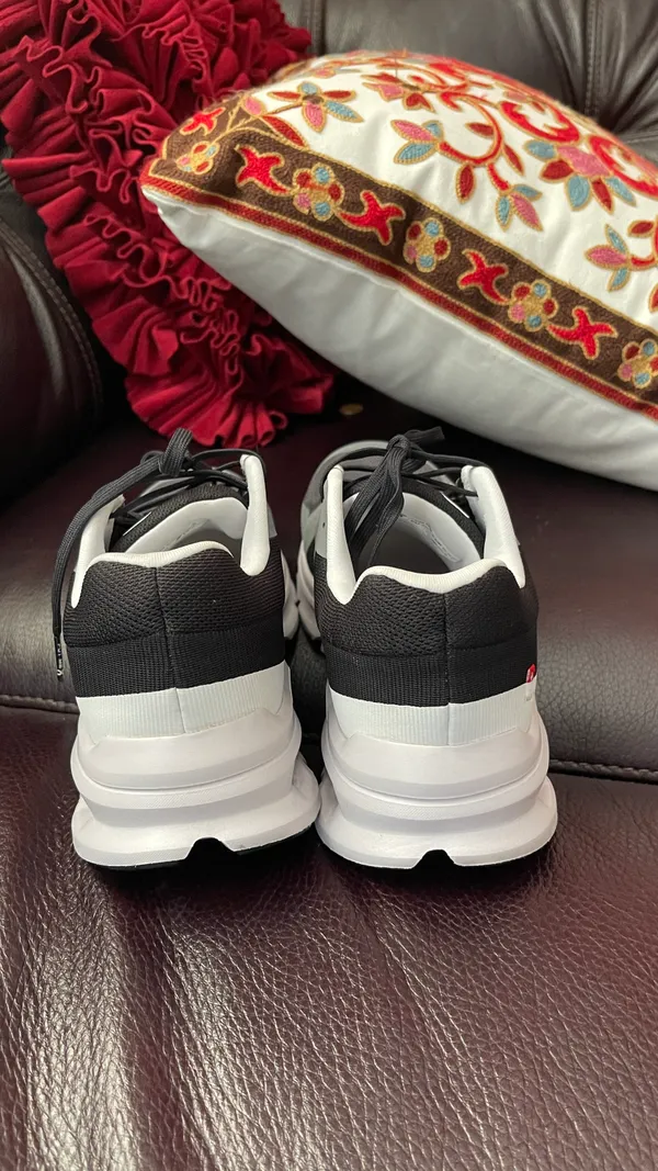 On Cloudflyer 4 Women's pre loved color in grey size 8.5 wear once in store color in Trey/black/white - Image 3