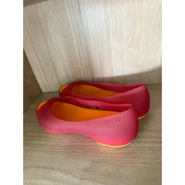Crocs sz 6 Carlie Jelly Red Peep Toe Textured Translucent Slip On Flats Casual - Image 3