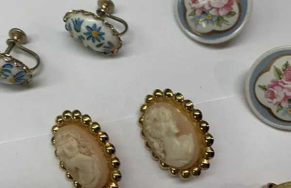 Lot Of 4 Pretty Vintage - Modern Clip On Screw On Costume Earrings - Image 12