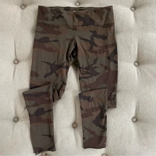 Aritzia TNA Camouflage Leggings 25.5” Inseam S - Image 5