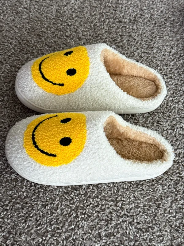 NEWSmiley Face Fuzzy Sherpa Slipper White Yellow Happy Face Cozy House Shoes 7-8 - Image 7