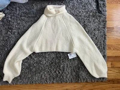 Forever 21 Cropped Sweater - Image 3