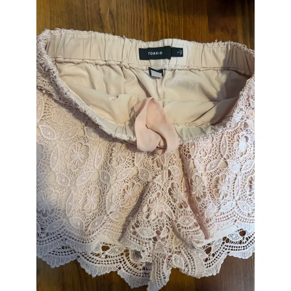 Torrid Blush Pink Floral Lace Scalloped Hem Shorts Size 1 Elastic Waist Tie - Image 8