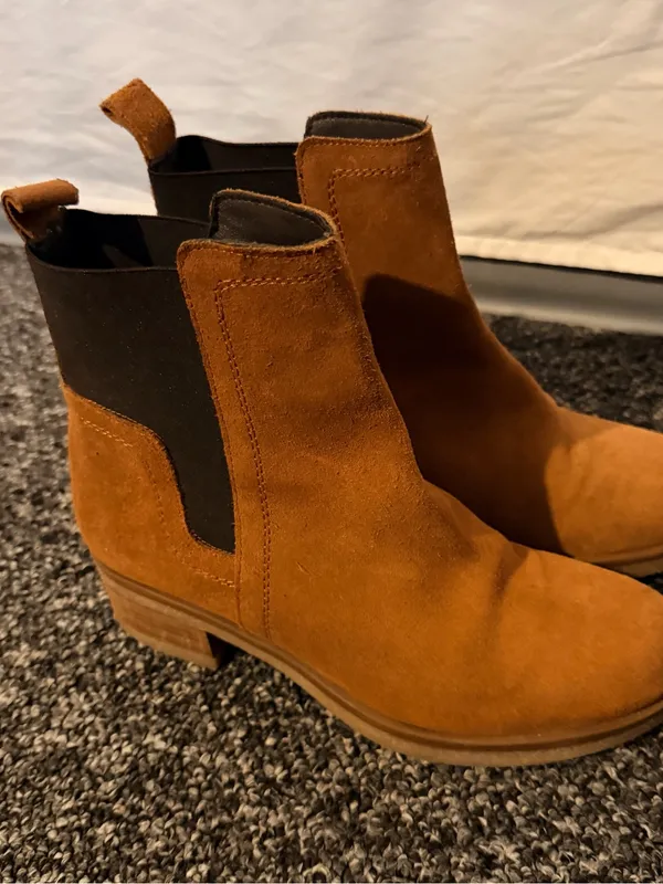 Women's Chelsea Ankle Boot in Tan Suede - Image 7