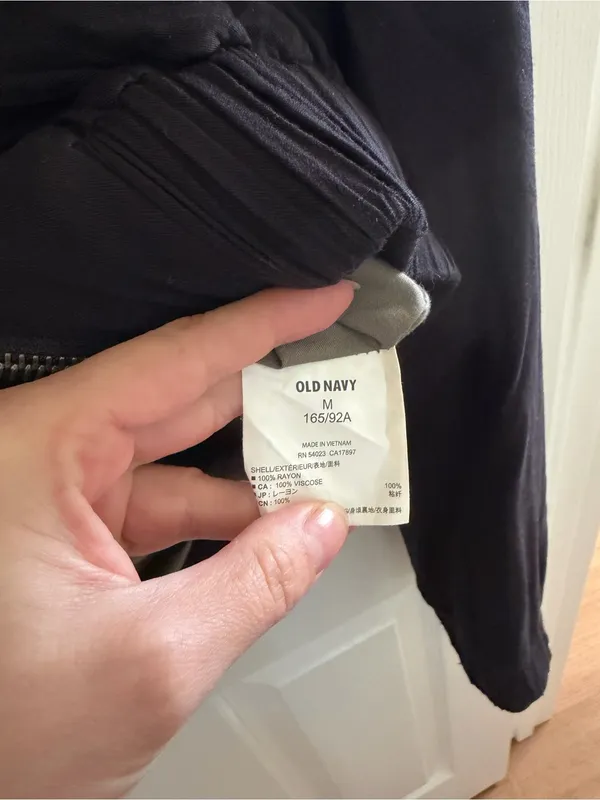 Old Navy Women's Black Bomber Jacket Size Medium - Image 6