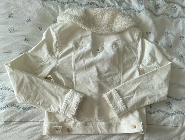 White cropped denim jacket with fur lining and buttons. Size M - Image 3