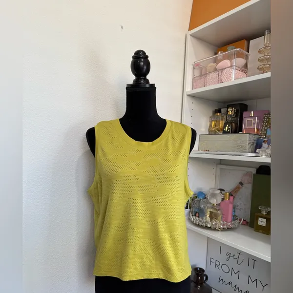 Lululemon train to be tank Lime Green color size large - Image 3