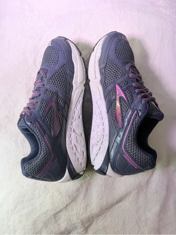 Brooks Women’s Navy and Magenta Athletic Running Shoe - Image 9