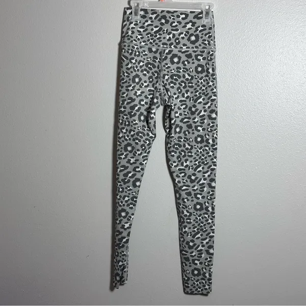 Offline by Aerie Women Hi-Rise Gray Animal Print 7/8 Legging size‎ S - Image 4