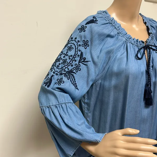 Crown & Ivy light denim embroidered top with drawstring collar, size L - Image 5