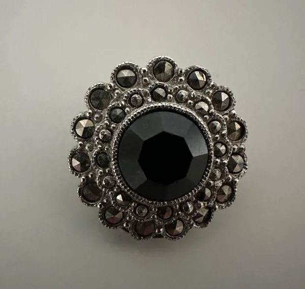 Vintage Faux Onyx Rhinestone Filagree Clip On Earring in Silver Tone Metal - Image 3
