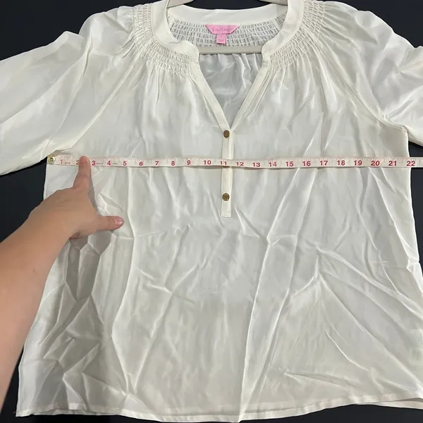 Lilly Pulitzer Blouse Women Large White Great Silk Smocked V-Neck Button Top - Image 6