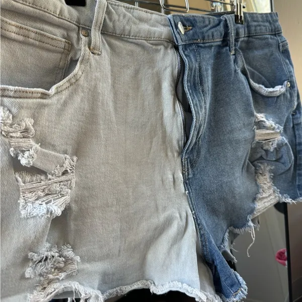 No Boundaries Split color denim shorts - Image 2