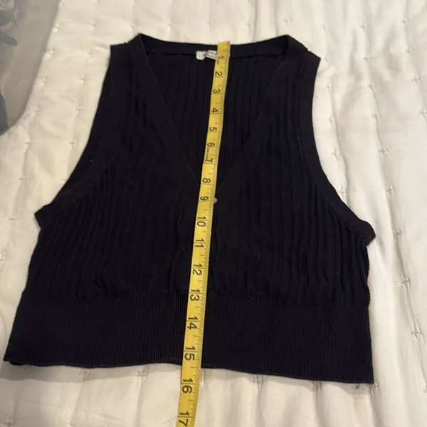 Free People black cropped lightweight sleeveless sweater - Image 2
