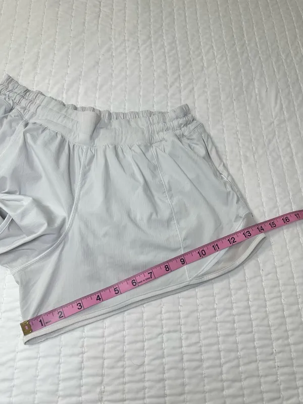 Lululemon Athletica Cream Women's Athletic Shorts - Elastic Waist in Size 12 - Image 5