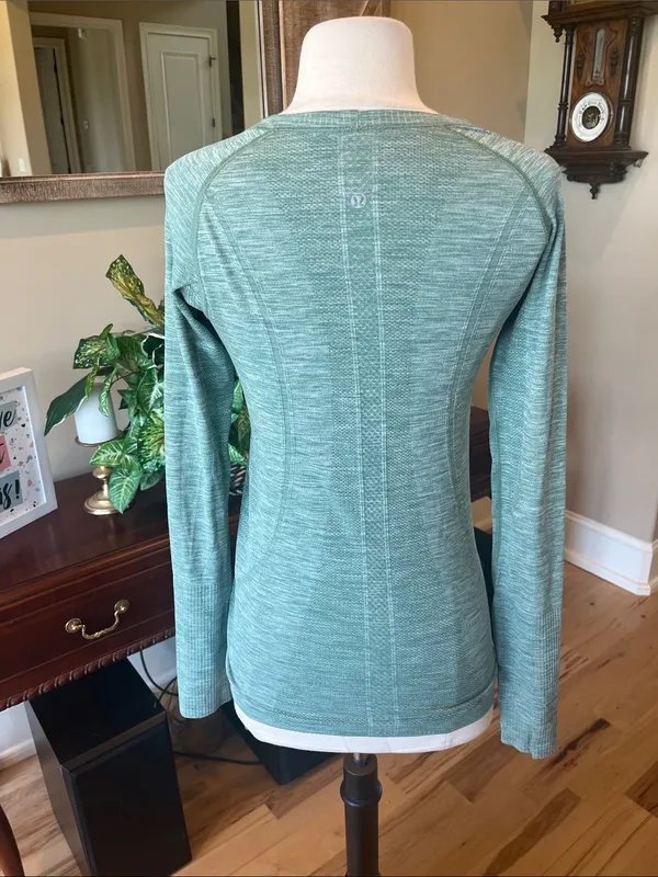 Lululemon Athletica I run for me Head Up Heart Out Heather Green Long Sleeve - Image 5