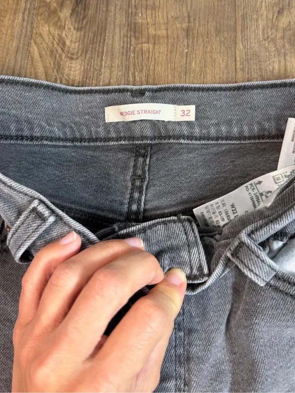 Levi's High-Rise Straight Jeans in Light Blue-Gray Wash - Image 2