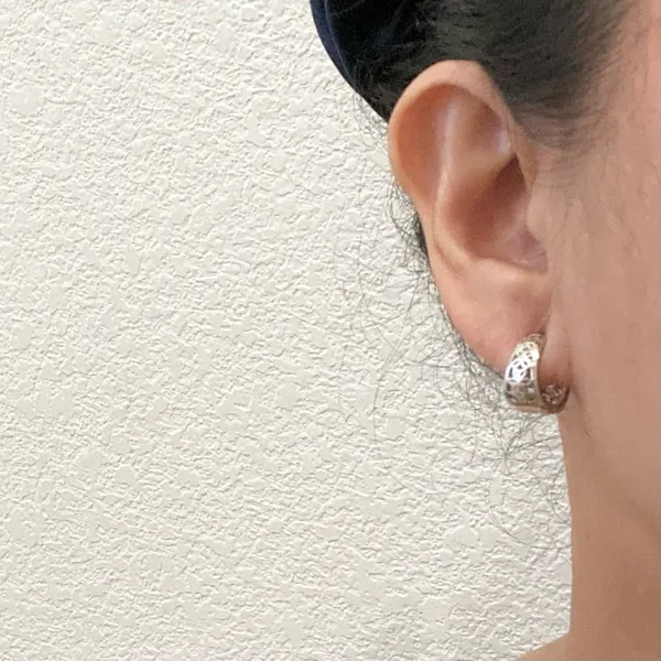 925 Signed Sterling Silver Flower Filigree Huggie Mini Hoop Earrings 3g. - Image 3