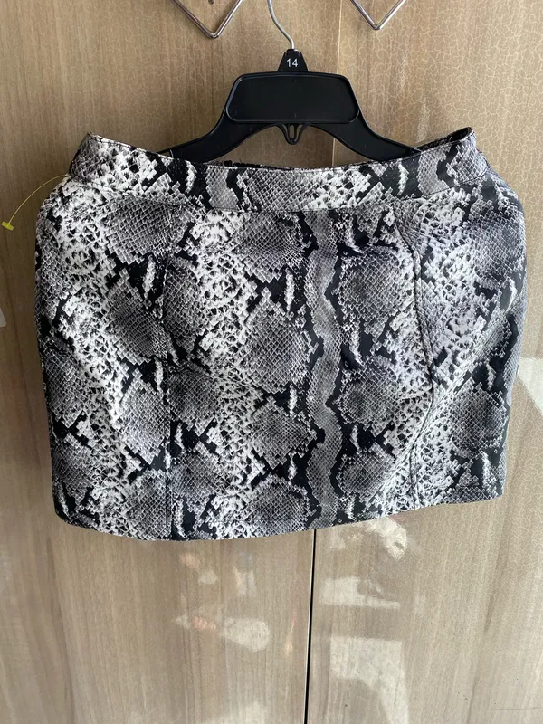 Size medium forever 21 mini faux leather skirt - Image 2