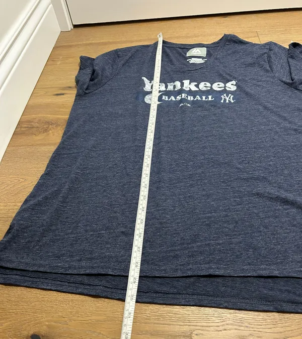 Majestic Women’s 2XL Yankees t shirt - Image 10