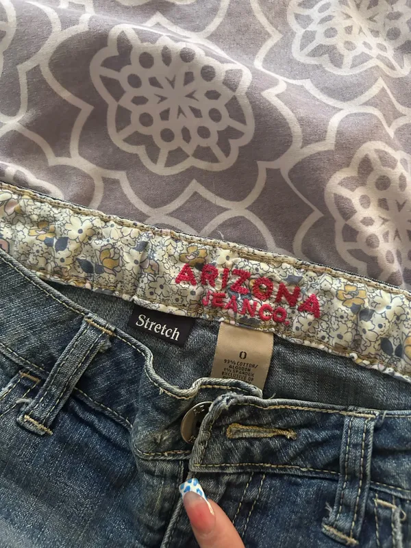 Low waisted jean shorts - Image 2