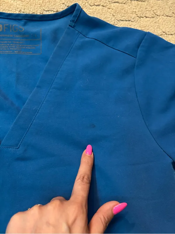 FIGS Casma Three-Pocket Scrub Top in Royal Blue - Image 3