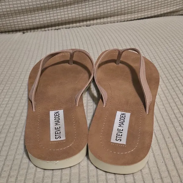 Steve Madden‎ Tan and Pink Flip Flops - Image 3