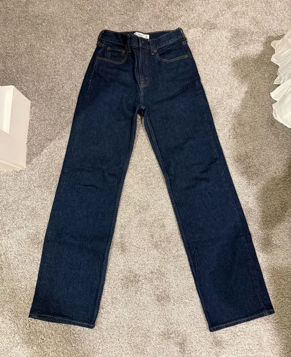Abercrombie High-Rise Relaxed 90s Jeans - Image 5