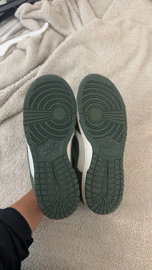 green Nike dunks. size 7 never worn - Image 3