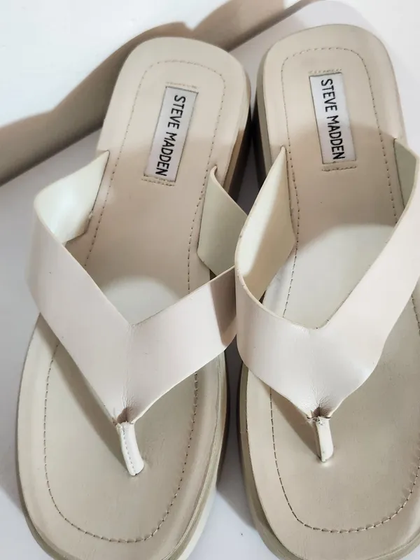 Steve Madden Cream Platform Flip Flop Sandals Size 10 Flaw - Image 2