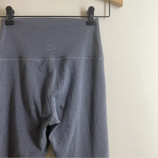 Beyond Yoga Ribbed High Rise Leggings Gray size M *flaw* - Image 9
