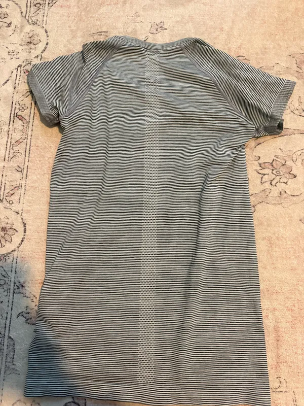 Lululemon shirt  - Image 4