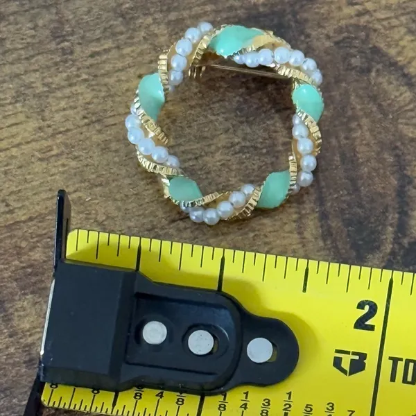Source Unknown Vintage Gold Tone Wreath Brooch with Faux Pearls and Green Enamel Leaves - Image 7