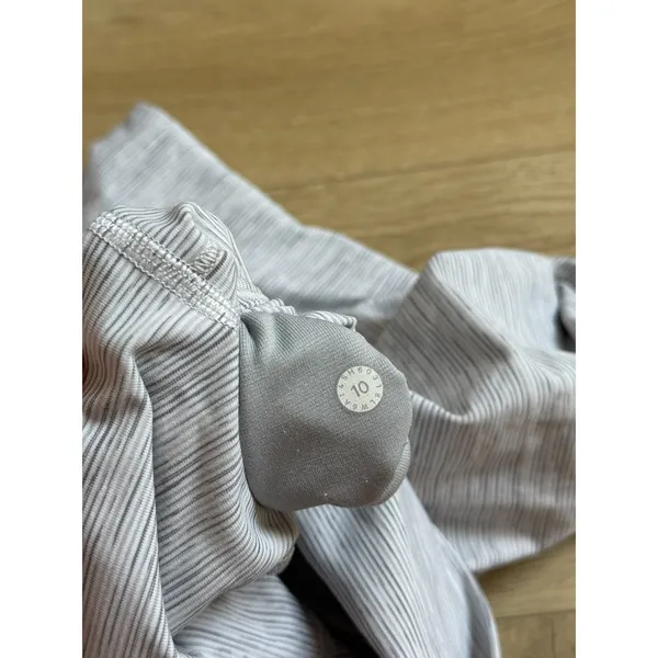 Lululemon Women Wunder Under CROP 22" inseam Luxtreme WAGG White Print Size 10 - Image 3