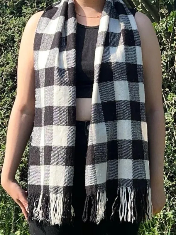 Black & white plaid scarf. - Image 2