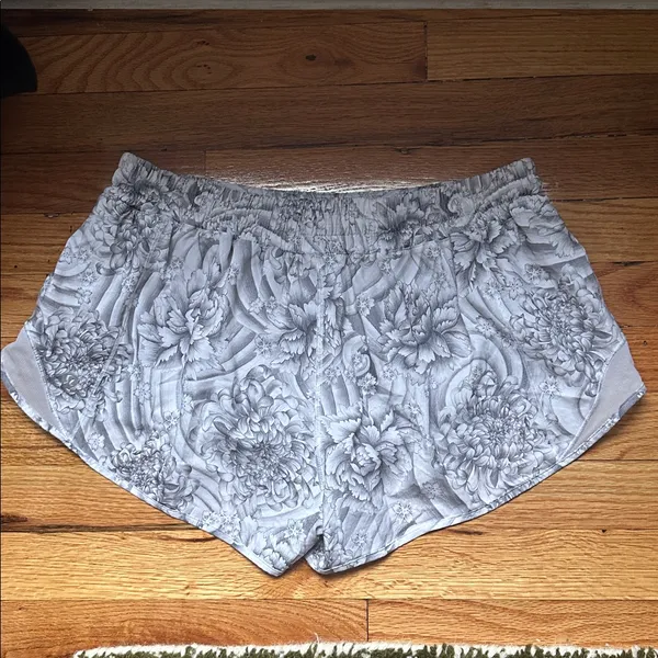 Lululemon Hotty Hot Shorts in the Mini Twine White Multi / White color - Image 4