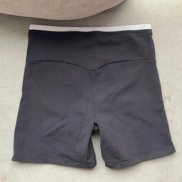Alo Yoga 5" Airbrush Double Up Short Black/White XS - Image 6