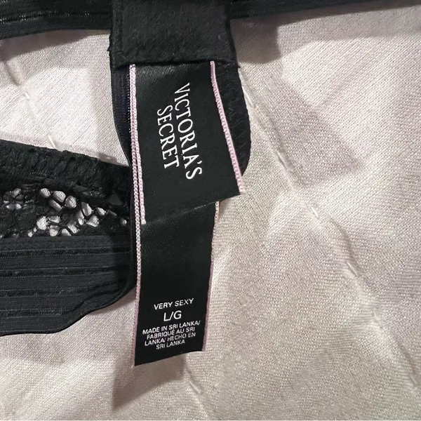 Victoria’s Secret Black Lace Keyhole Halter Bralette in Size Large - Image 9