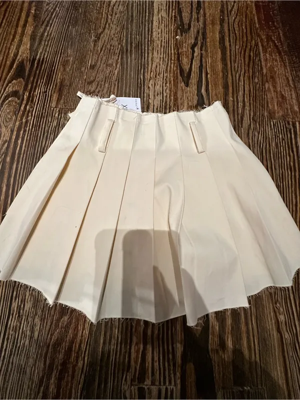 AKIRA NWT CREAM Pleated Mini Skirt - Image 3