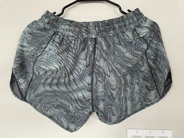 Lululemon Hotty Hot Low Rise Short 4" Dimensional Icing Blue Multi Black Size8 - Image 7