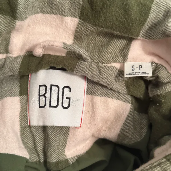 Urban Outfitters BDG Dixie Flannel Puffer Jacket Green and White Plaid - Image 6