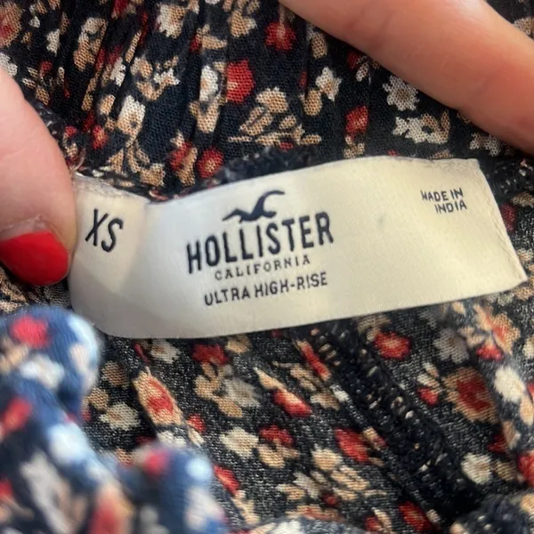 Hollister Navy Floral Shorts XS - Image 4